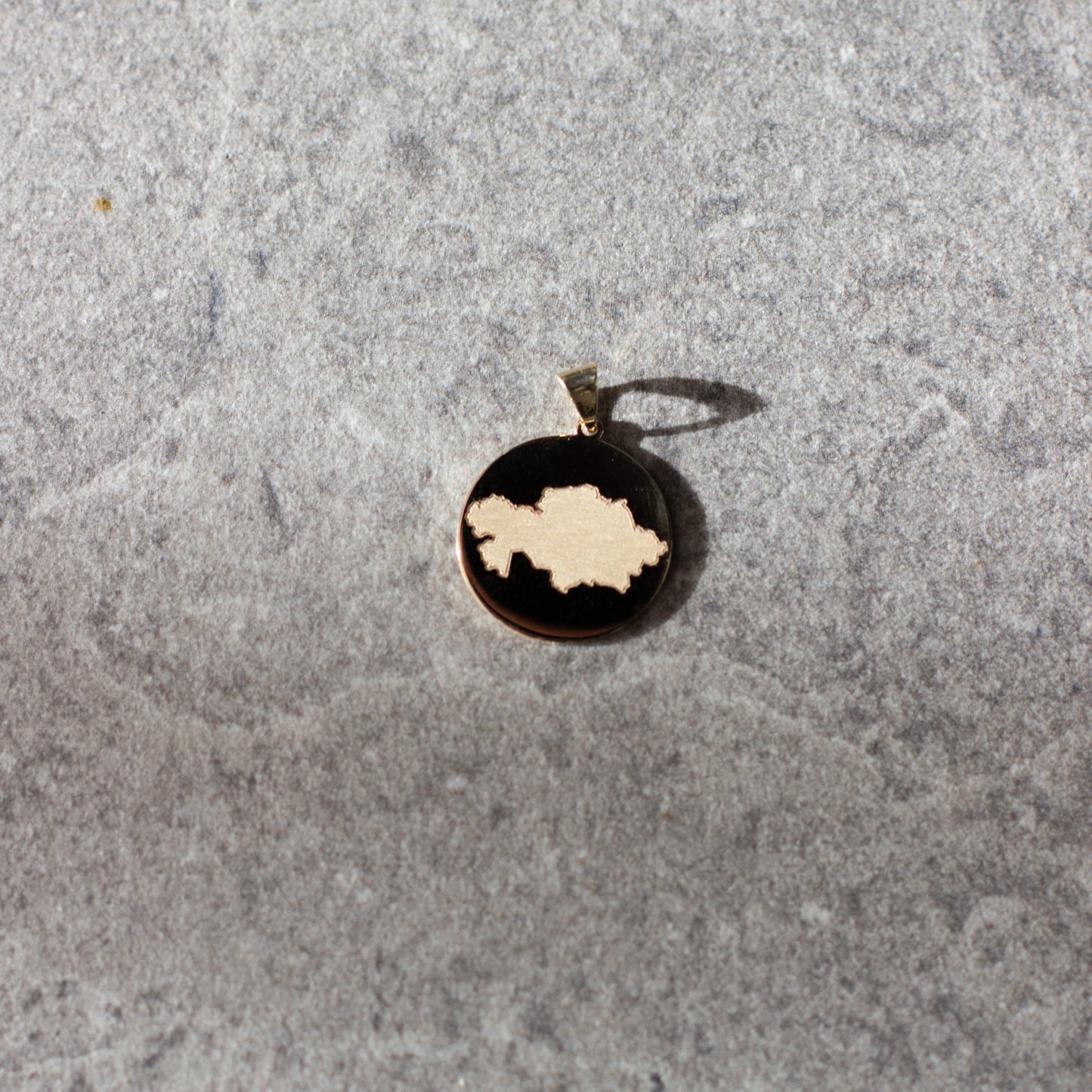 Золотой кулон с картой Казахстана